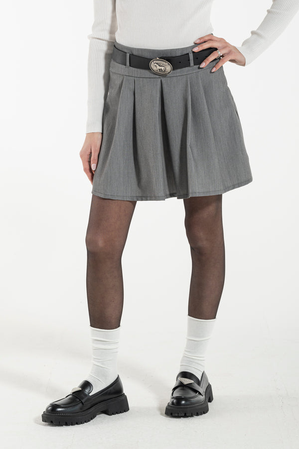 Falda plisada gris