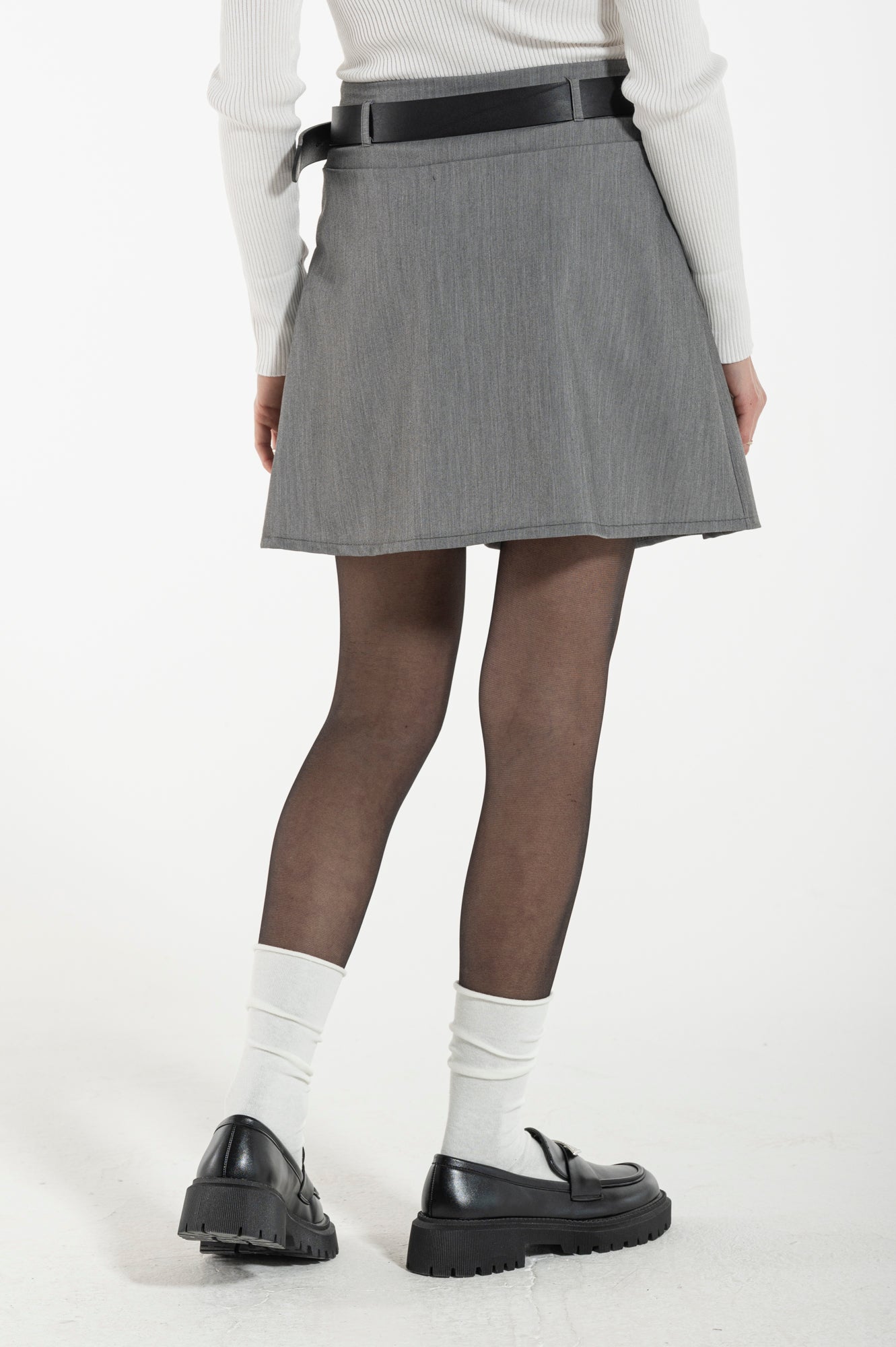 Falda plisada gris